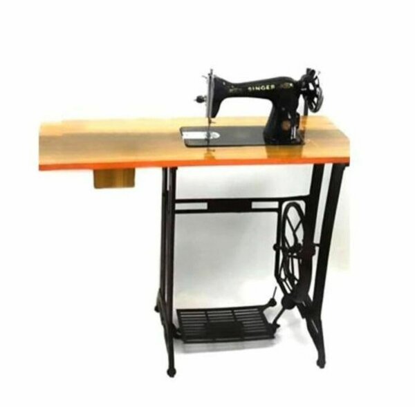 Machine à coudre Singer sur table en bois