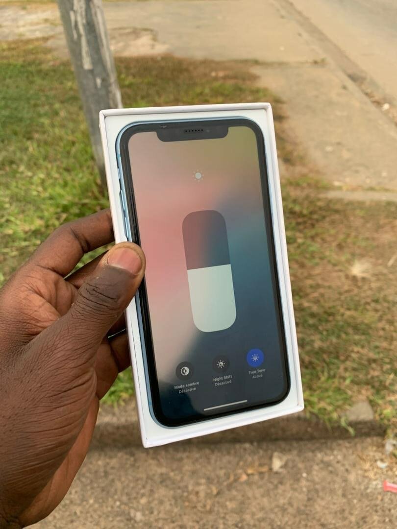 iPhone XR 64giga casineuf avec son carton