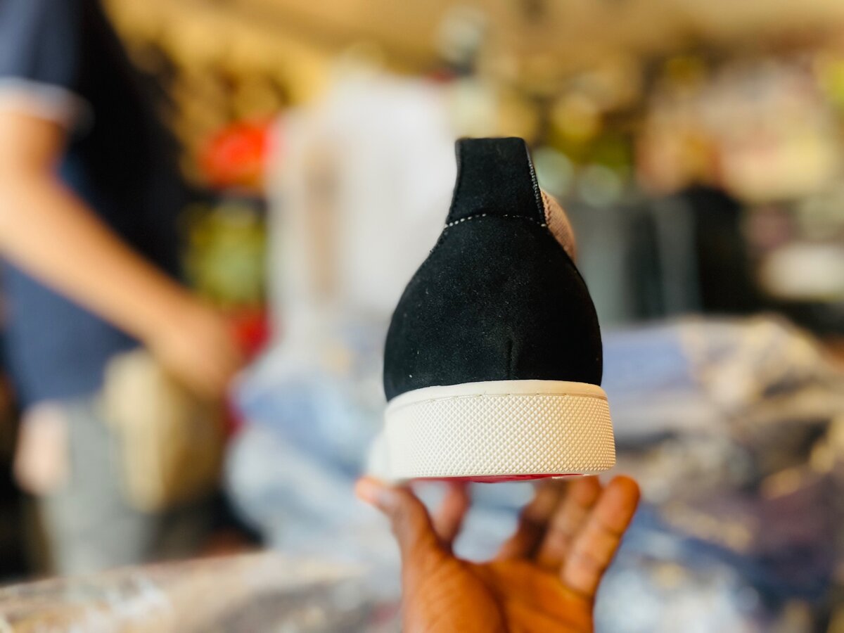 Basket en cuir de la marque louboutin pointure 43