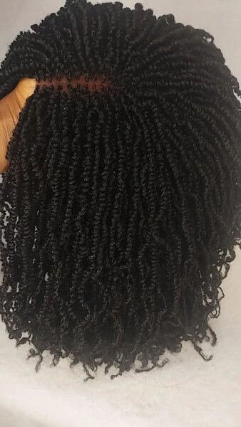 Perruque synthétique bouclée