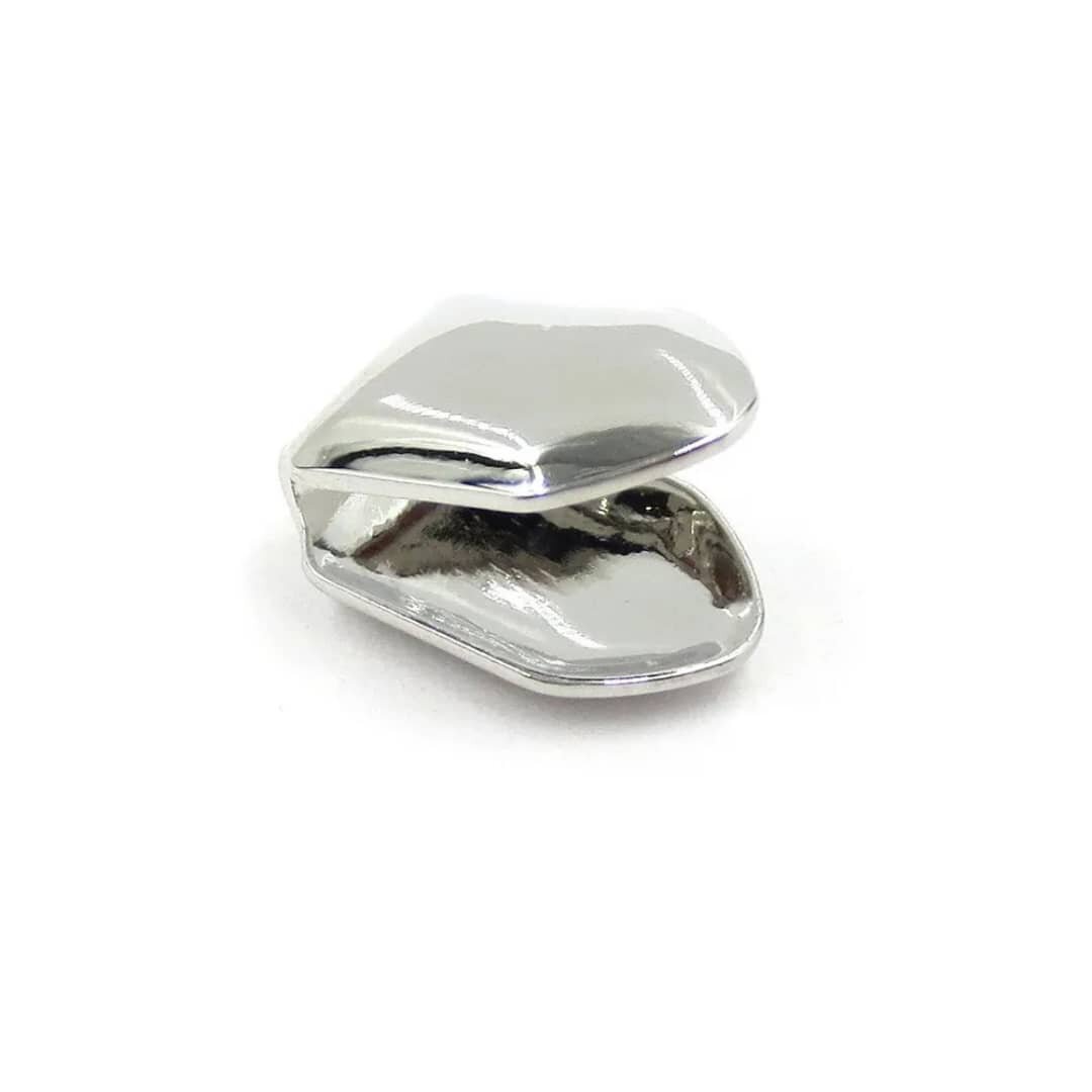 Capsules dentaires dorées et argentées