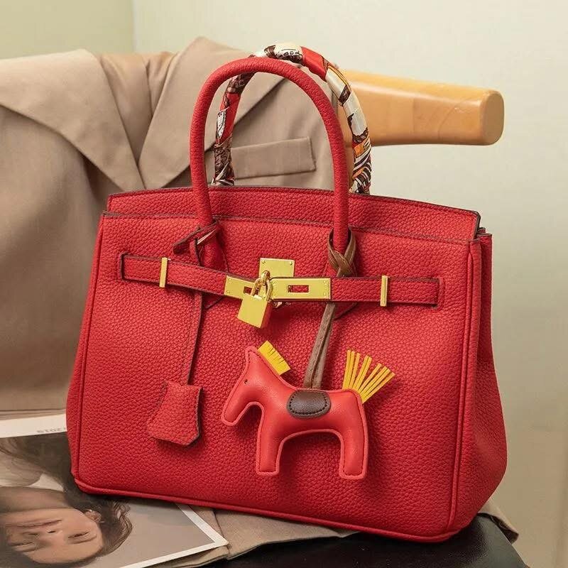 Sac à main élégant avec breloque