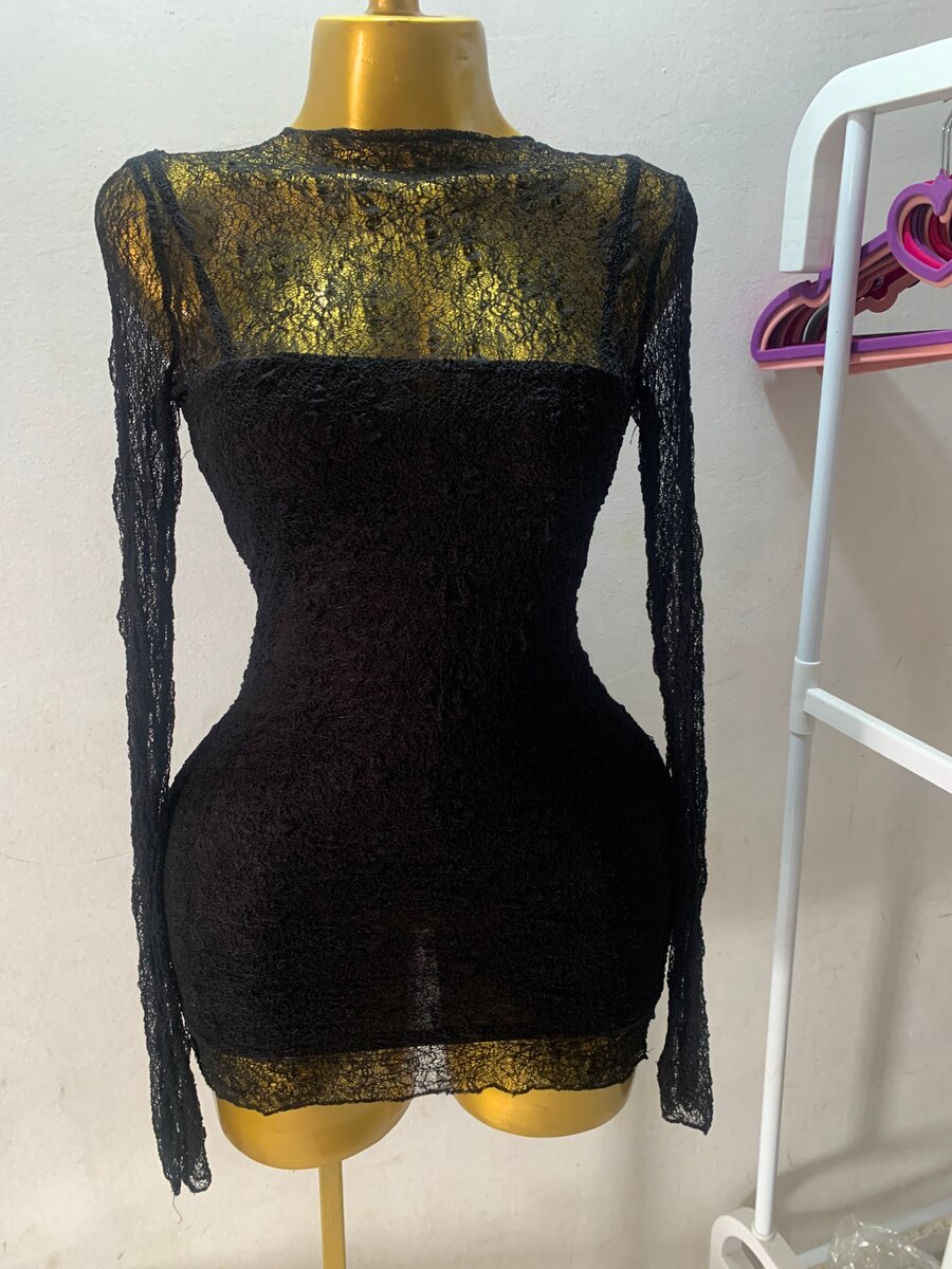 Robe en dentelle noire élégante