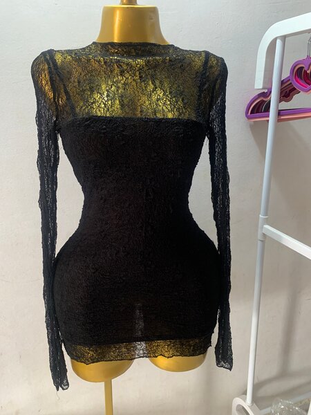 Robe en dentelle noire élégante