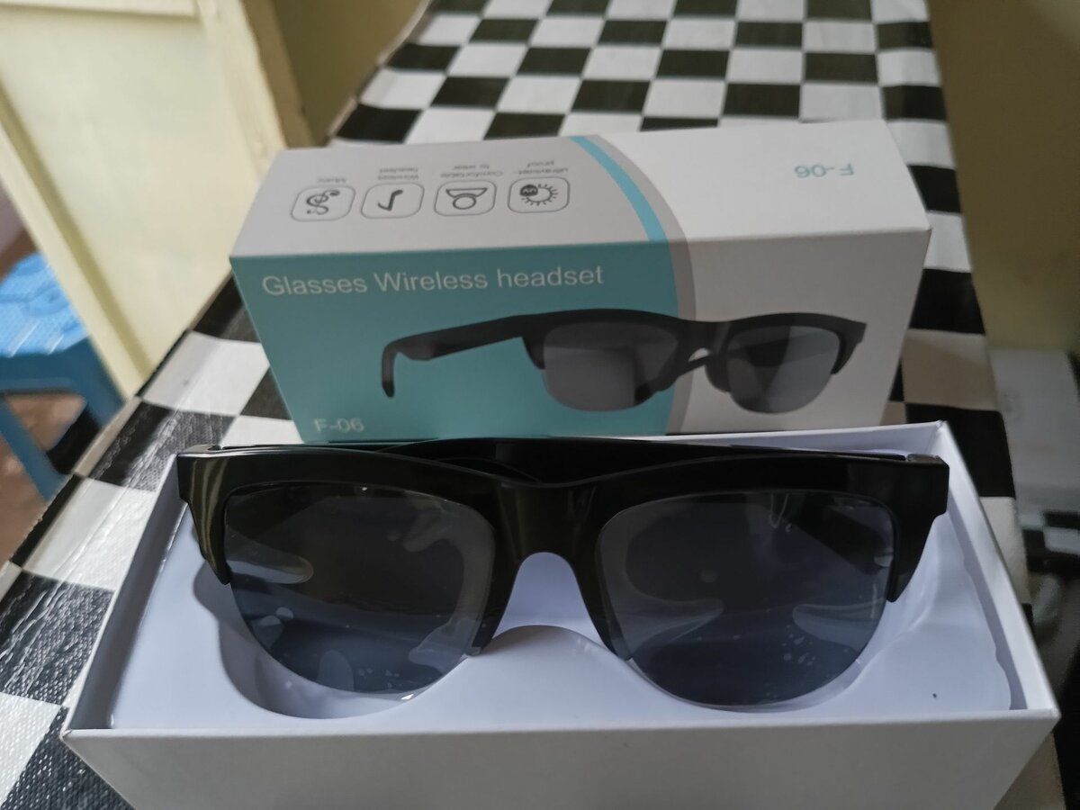 Wireless glasses headset