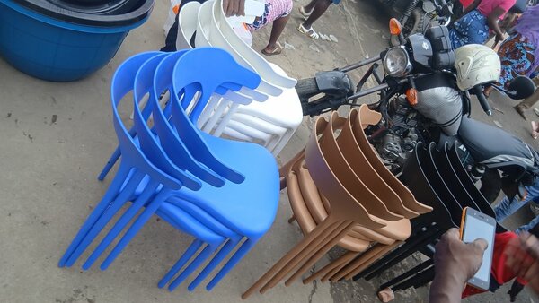 Chaises empilables élégantes