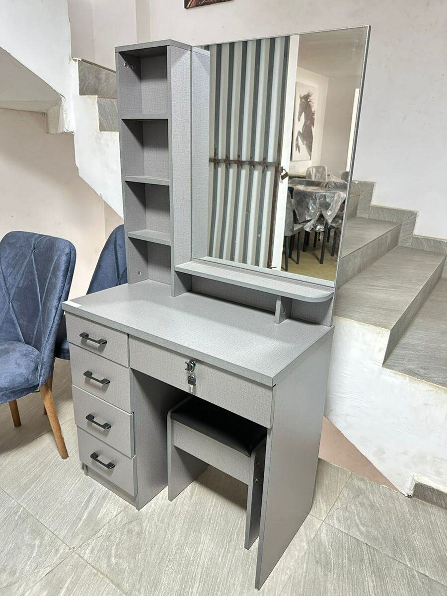 Elegant Vanity Set with Mirror