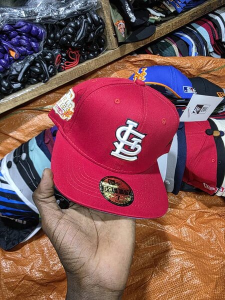 Casquette rouge brodée style sport