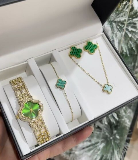 Комплект красивых украшений с часами