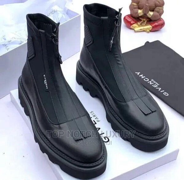 Bottes noires en cuir modernes