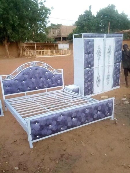 Lit double moderne avec armoire