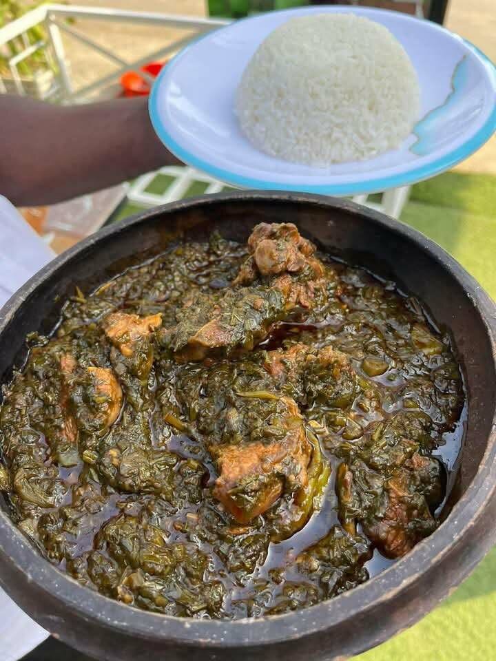 Riz sauce feuille patate huile rouge