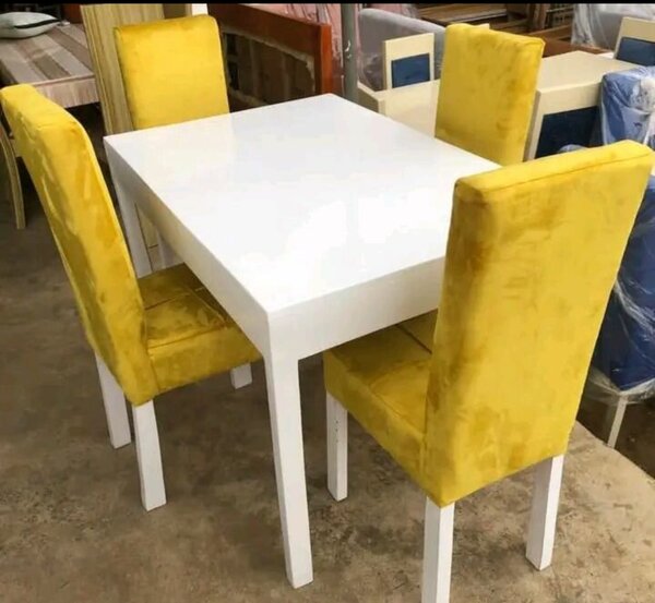 Table avec chaises jaunes