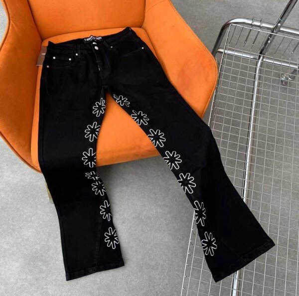 Jean noir à motif floral