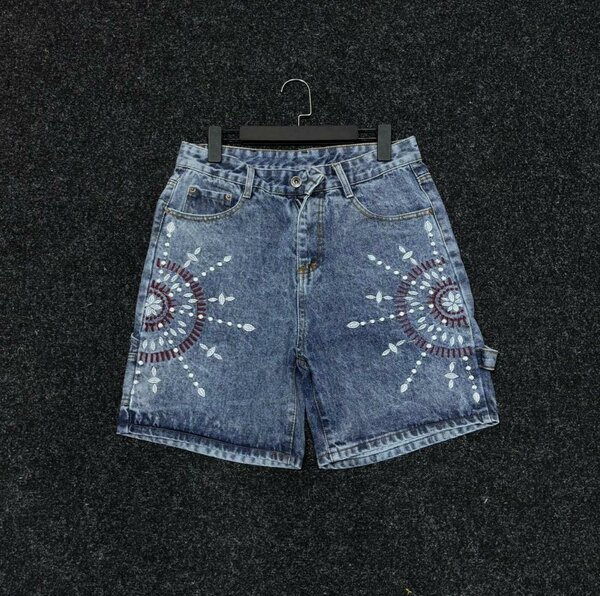 Short en jean brodé