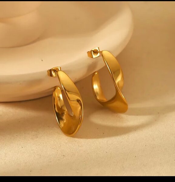 Boucles d'oreilles dorées élégantes