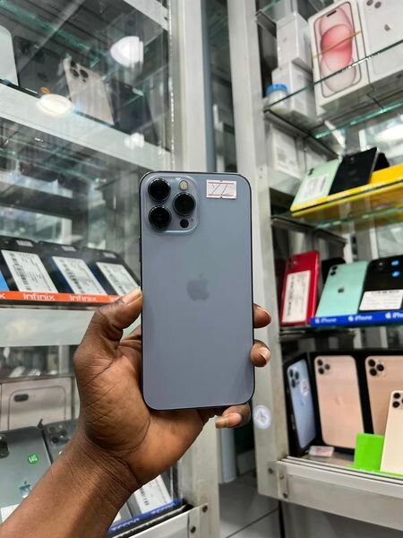  iPhone -13 Pro Max 128giga, en très bon état.