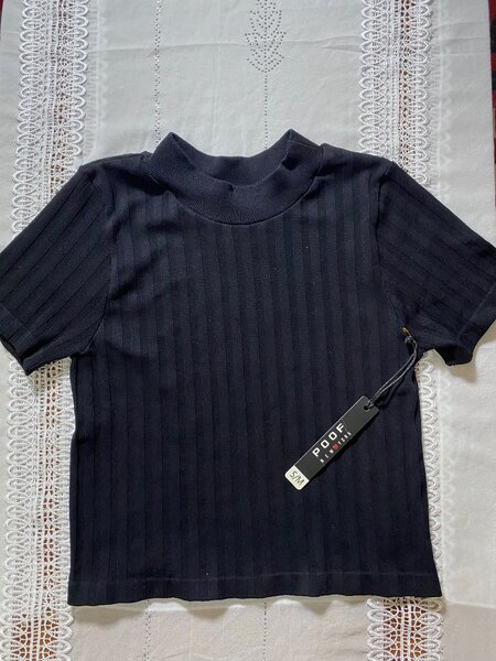 T-shirt noir à col montant