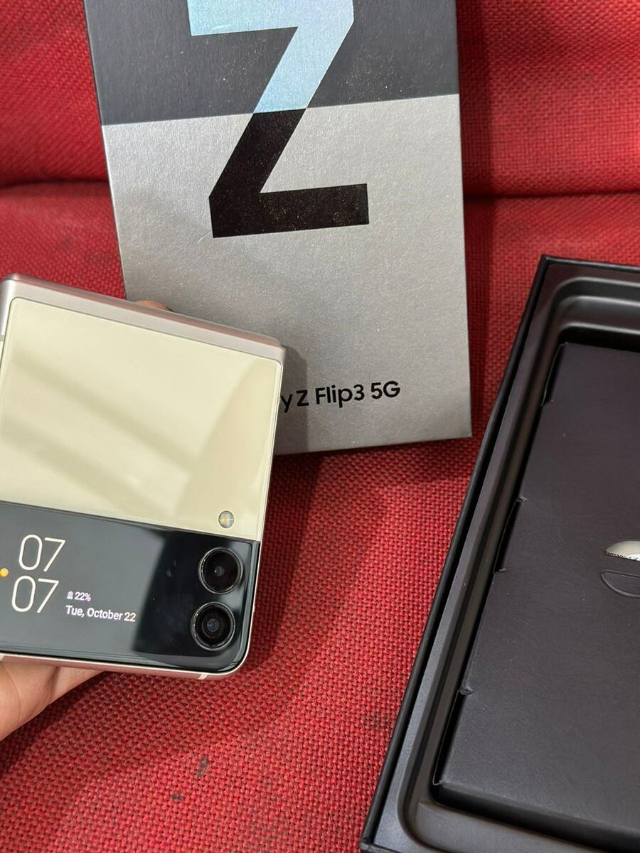 Galaxy Z Flip 3 5G 256gb in box 12 months warranty brand new