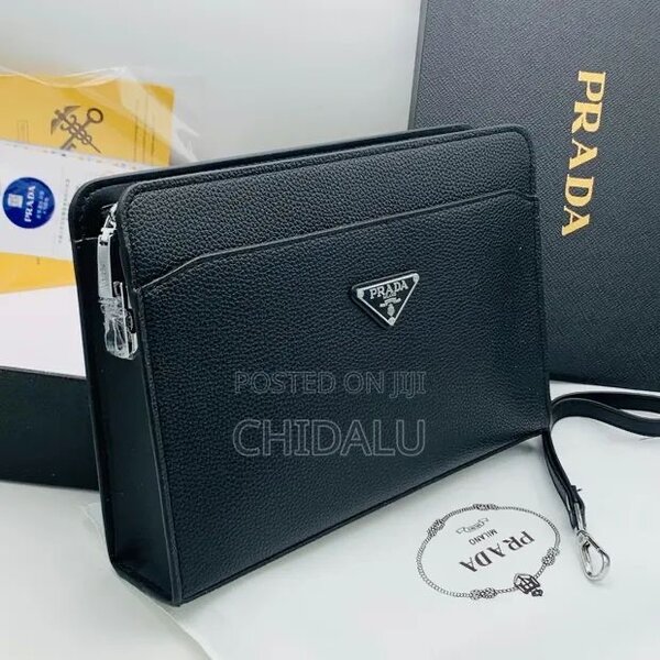 Pochette Prada en cuir élégante