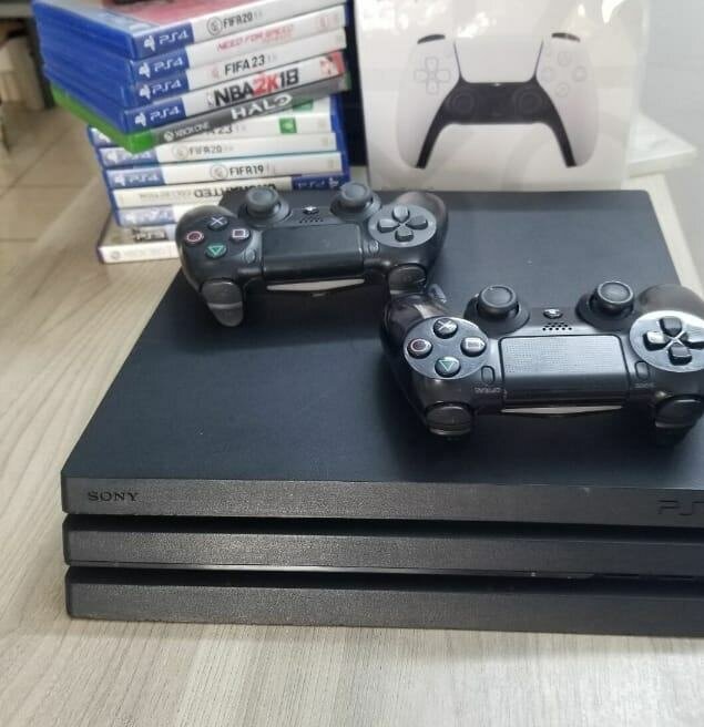 Console PlayStation 4 avec manettes