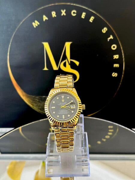 Women's wristwatch with metal bracelet