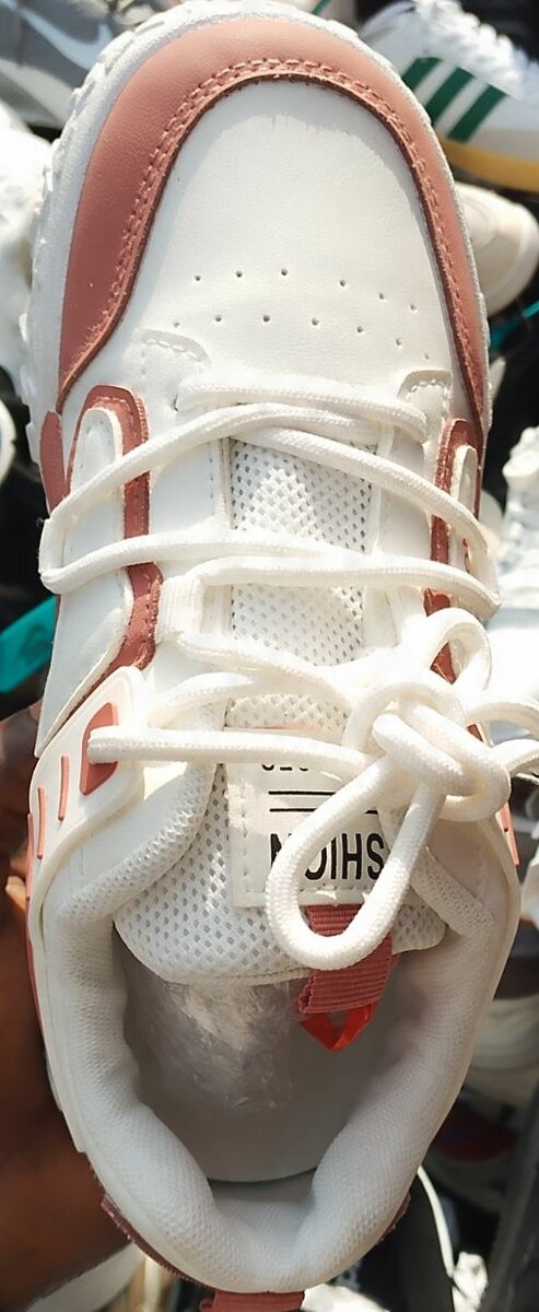 Baskets blanches et roses tendance