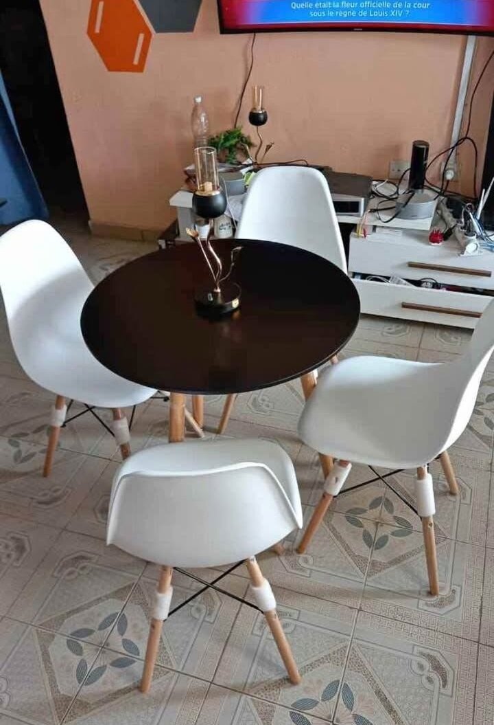 Table et chaises modernes