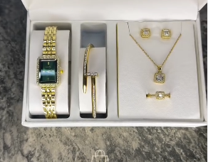 Комплект с наручными часами для женщин