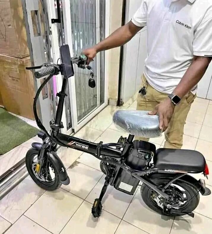 Vélo électrique pliant compact