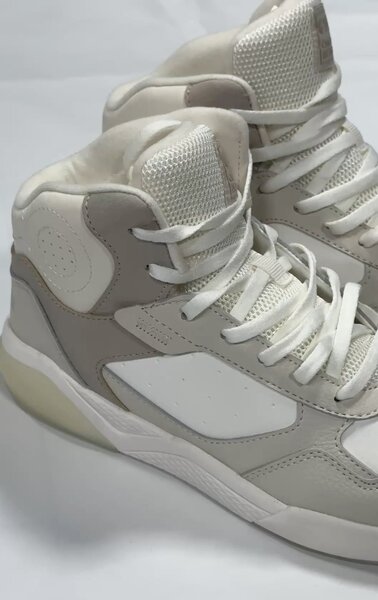 Эти стильные кроссовки – идеальное сочетание комфорта и модного дизайна.