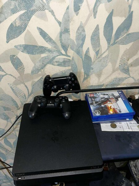 Console PS4 avec manettes