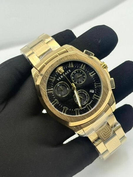 Montre chronographe dorée luxe