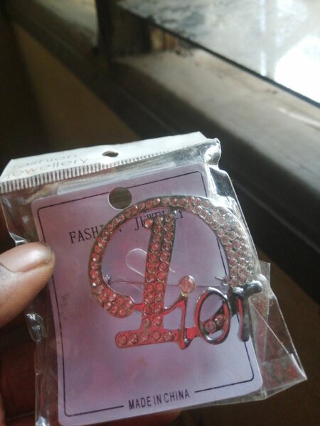 Broche chiffre étincelant