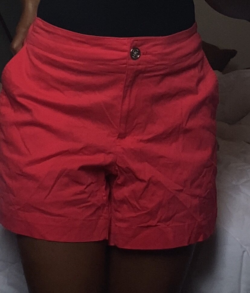 Short rouge élégant femme