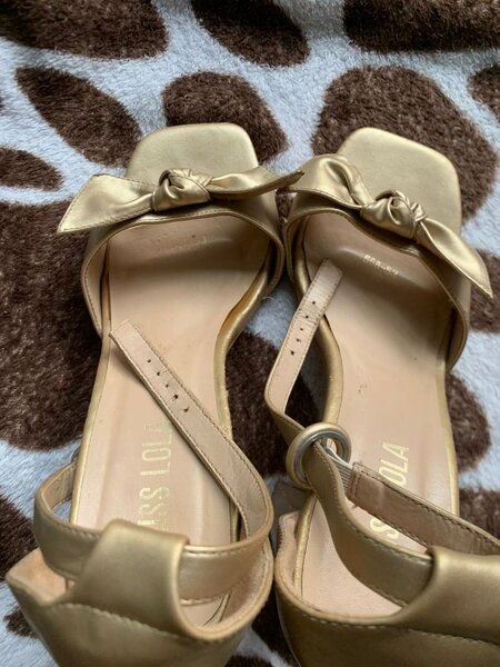 Sandales dorées élégantes