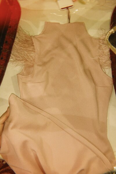 облегающее платье нежного розового цвета