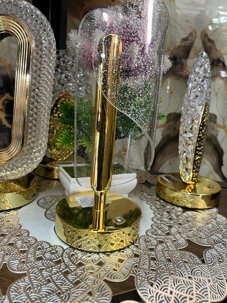 Lampe décorative LED dorée élégante