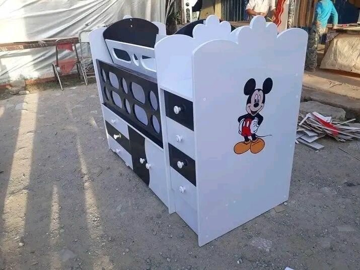 Lit bébé avec rangement intégré