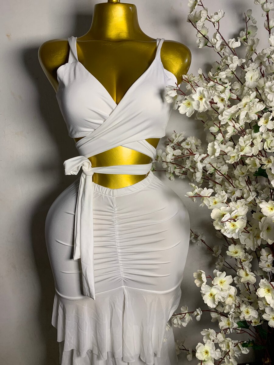 Robe blanche élégante croisée