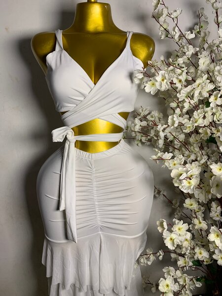 Robe blanche élégante croisée