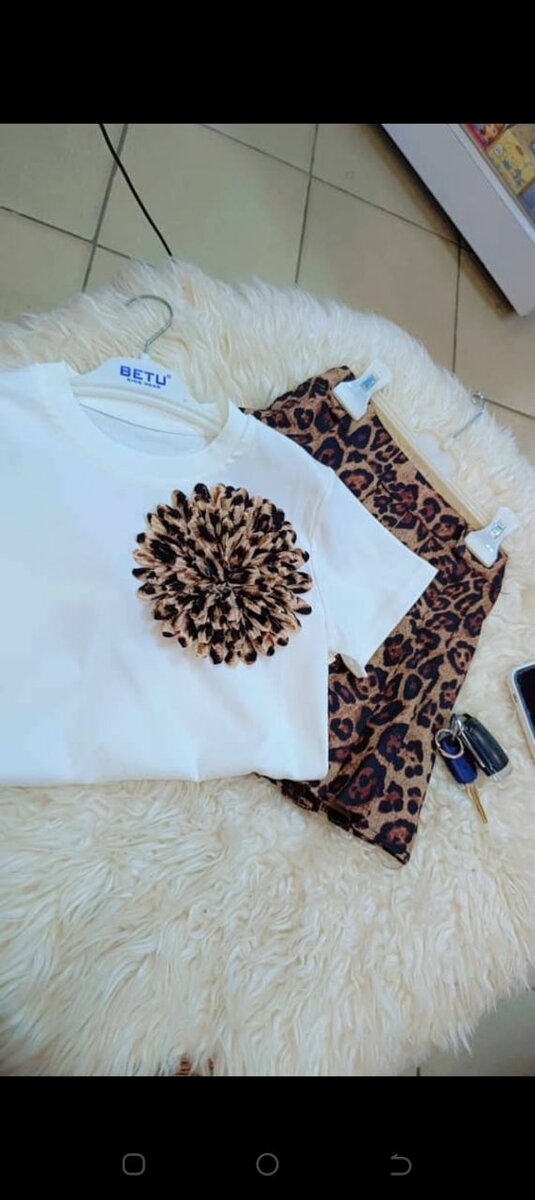 Ensemble t-shirt et jupe