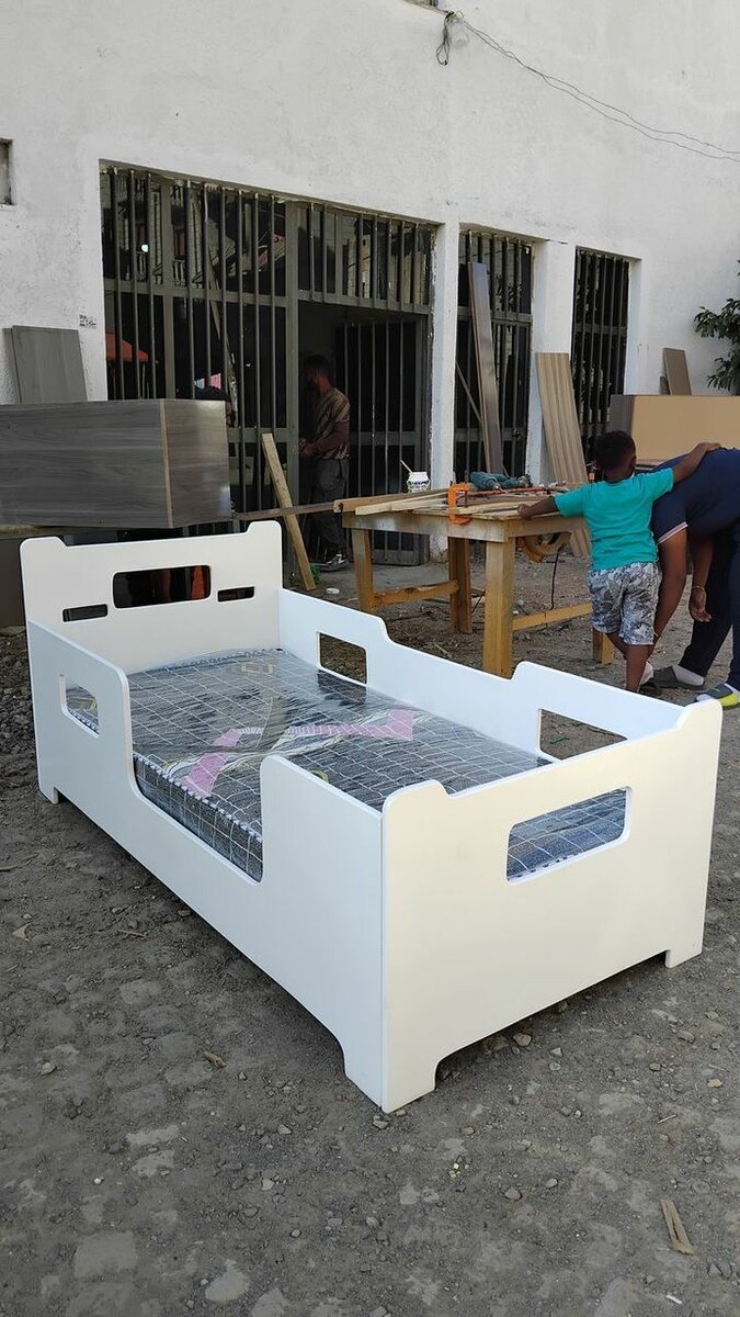 Lit simple en bois pour enfants