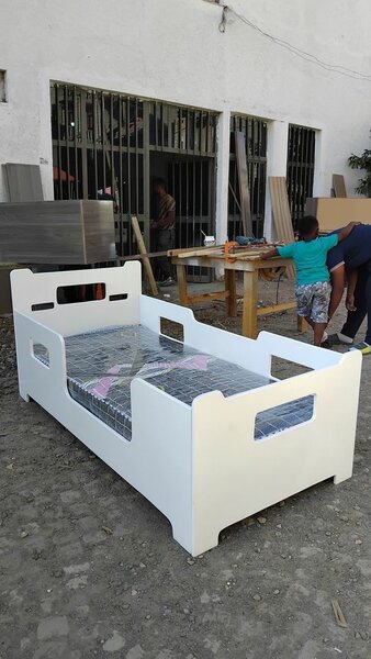 Lit simple en bois pour enfants