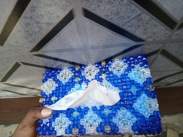 Boîte à mouchoirs perlée