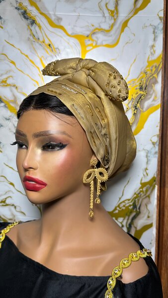 Turban doré élégant