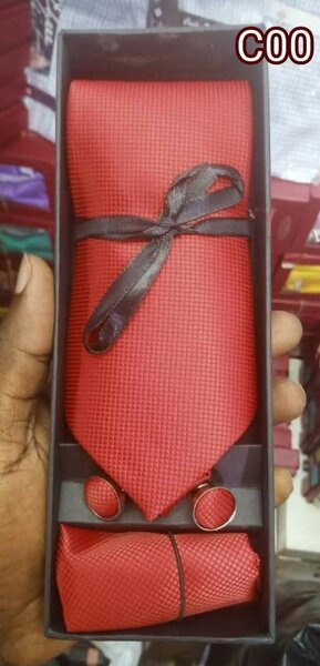 Ensemble cravate rouge élégant