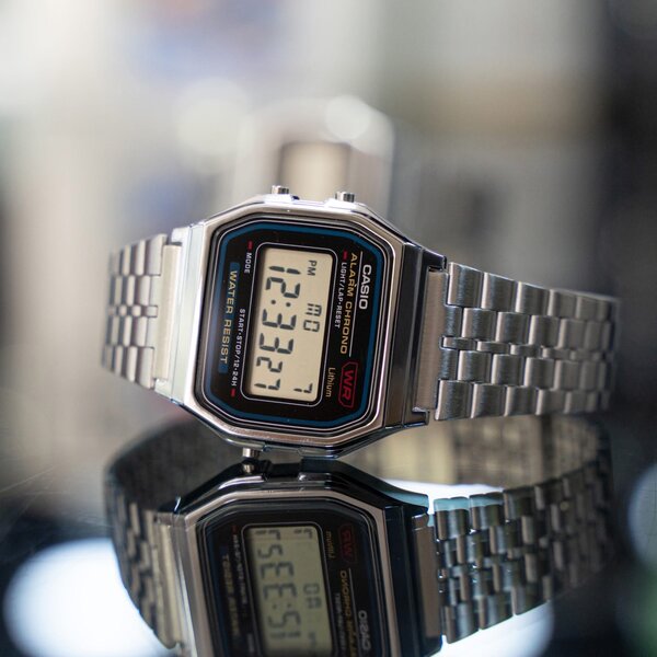 Montre numérique étanche rétro