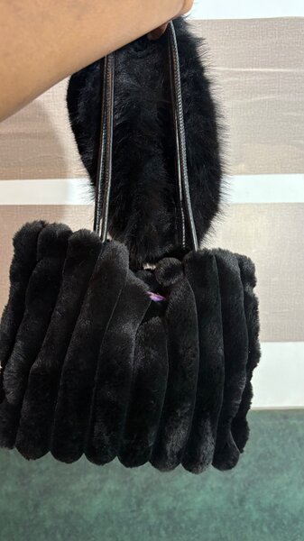 Sac à main en fausse fourrure noire