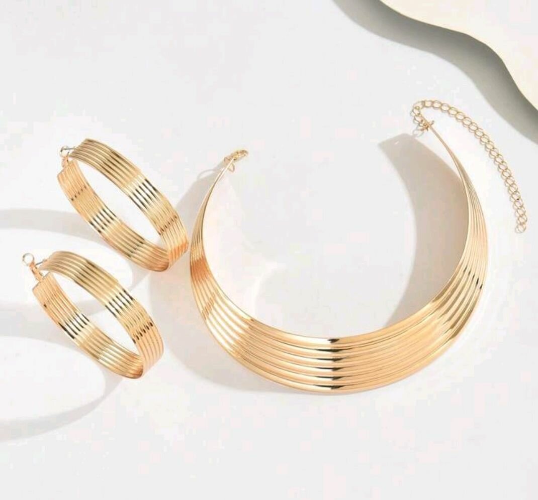 Set élégant collier et boucles dorés